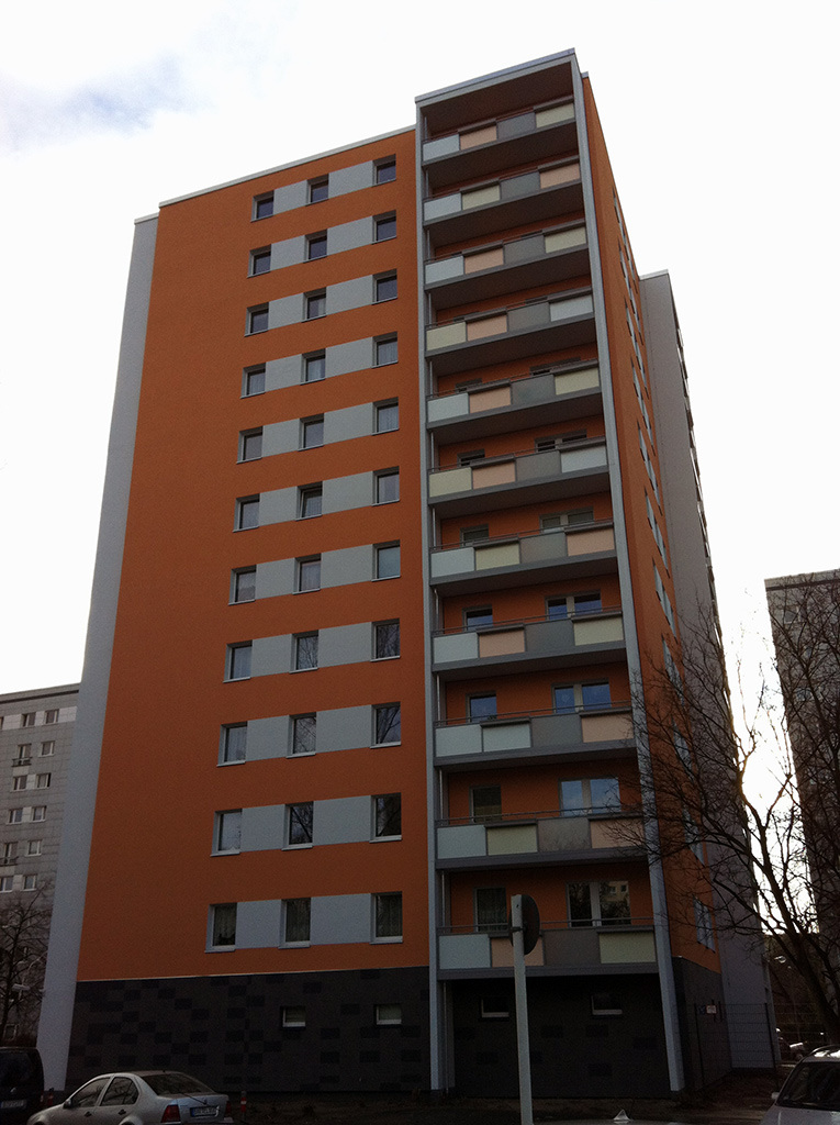 Wohngebäude mit markanten Orange- und Grautönen in Berlin Barnimstraße