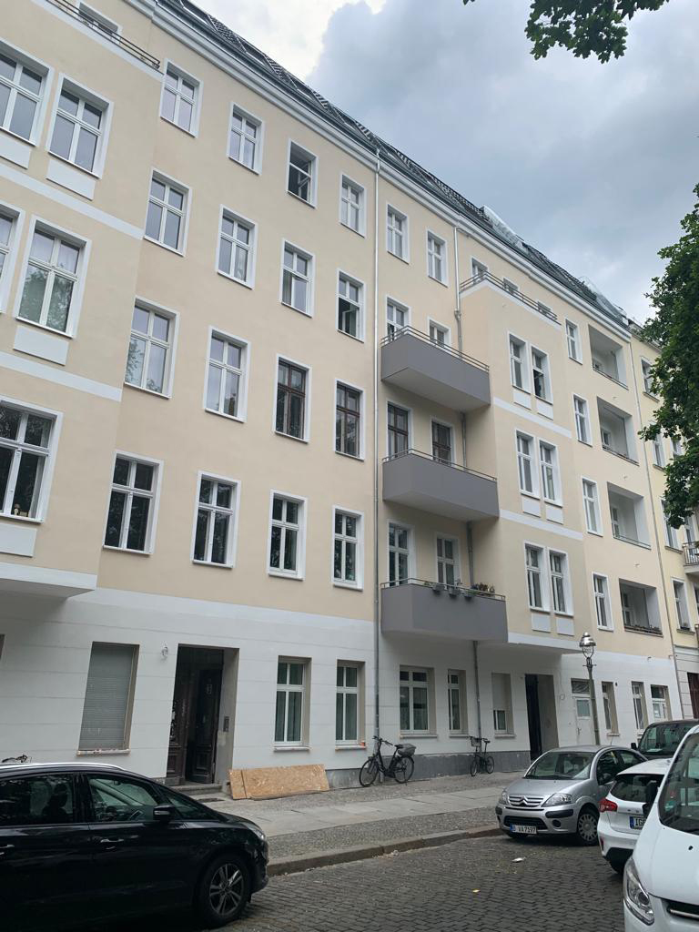 Klassisches beiges Altbau-Wohngebäude mit Straßenansicht