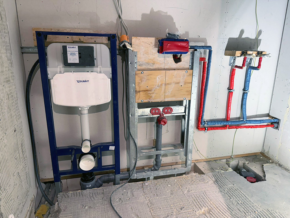 Vorwand-WC-Element und isolierte Rohre in Trockenbauwand