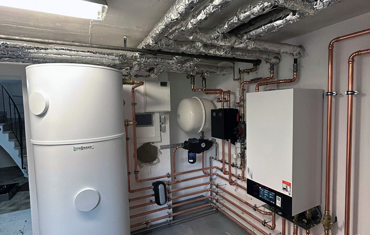 Fertige Hauswirtschaftsraum mit modernem Heizkessel und Kupferverrohrung