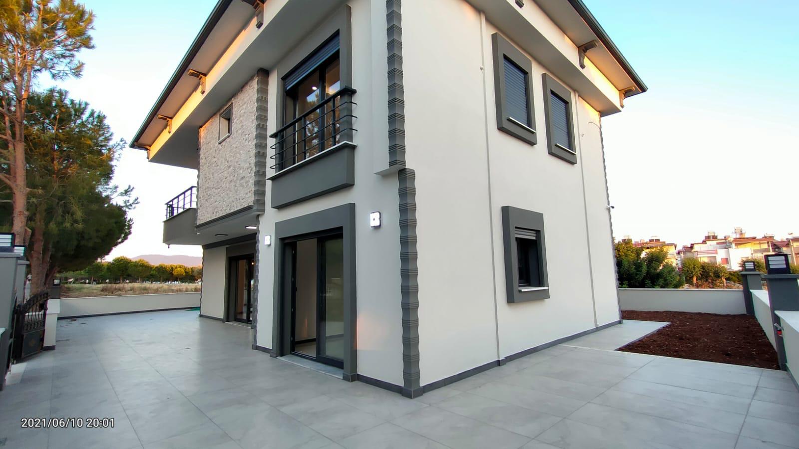 Frisch gegossene Betonfundamentplatte mit Bewehrungsstahl